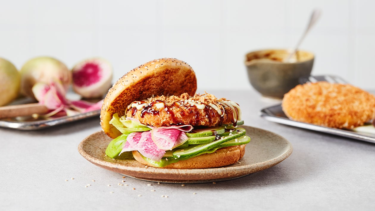 Vegetarische crispy kip burger met avocado, komkommer, radijs, teryaki en wasabi mayo